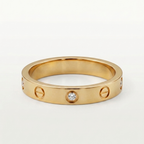Gold ring with screw pattern with three diamond stones 