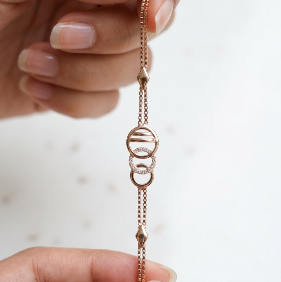 Rose gold bracelet with double chain and diamond crystals