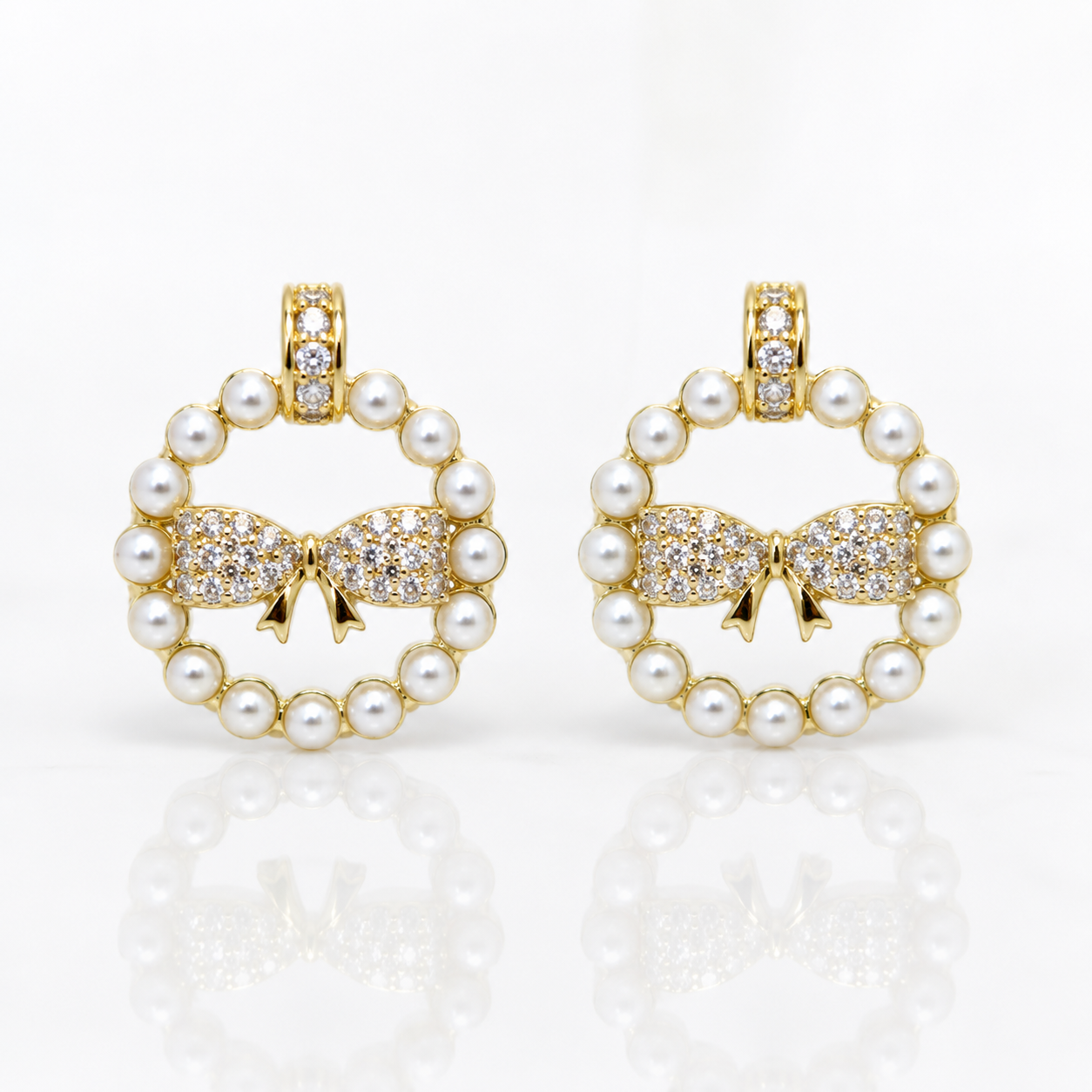 Pair of earrings with pearl and bow design
